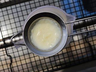 8、奶香浓郁哒-花生小奶糕,完成后，过筛一次，可以去掉一些疙瘩颗粒，之后自然冷却至室温，热着进冰箱，不环保