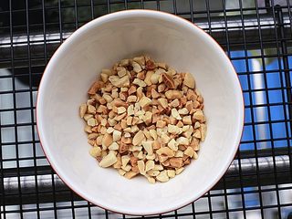 9、奶香浓郁哒-花生小奶糕,将花生烤熟，去皮，压成花生碎，颗粒可以大一些，这样比较有口感，一旁备用