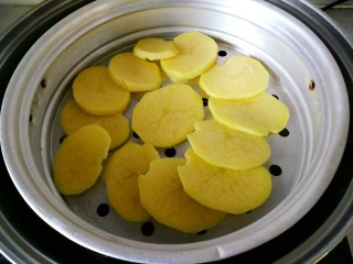 2、#圆土豆#黑芝麻土豆球,锅加入水，放入土豆片