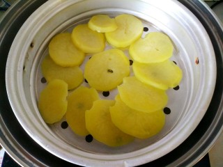 4、#圆土豆#黑芝麻土豆球,蒸熟的土豆片，用筷子能扎透就可以熟了