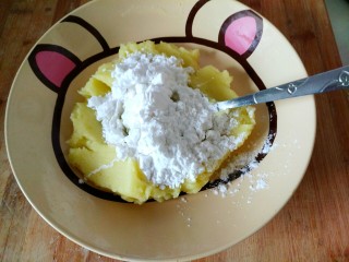 6、#圆土豆#黑芝麻土豆球,土豆泥里加入淀粉搅拌均匀