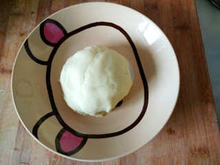 7、#圆土豆#黑芝麻土豆球,揉成面团，醒十分钟