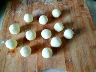 8、#圆土豆#黑芝麻土豆球,用手揉成汤圆大小的球备用