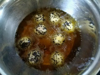 10、#圆土豆#黑芝麻土豆球,锅加油，油温六成热，放入土豆球炸制两面金黄即可