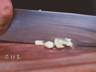 4、麻婆豆腐,蒜切末