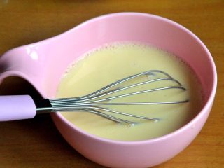 3、芒果班戟,将牛奶和鸡蛋打散。