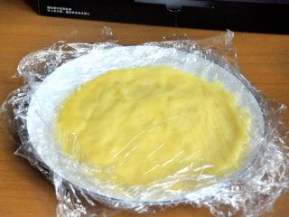 12、芒果班戟,做好的班戟皮,可以用保鲜膜一层层的隔开放好。