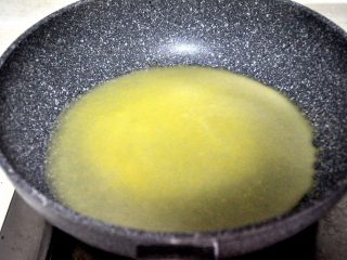 10、芒果班戟,用手举着锅子晃开面糊,然后开小火,加热到边角翘起,面糊成型,不用翻面。