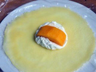 17、芒果班戟,放一块芒果,然后再盖一层奶油在芒果上面。