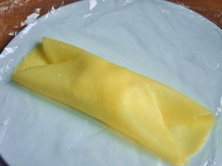 18、芒果班戟,像叠被子一样把班戟皮包起来。