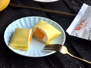 20、芒果班戟,夏天做奶油甜品真的有点受伤,化得特别快,我急性子直接切开拍了照,若放回冰箱冷藏定型会更好切,并且口感更好!