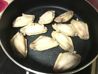 3、金针菇鸡翅煲,将洗净的鸡翅皮朝下放置。