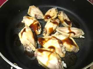 4、金针菇鸡翅煲,倒入所有的调料。