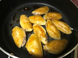 5、金针菇鸡翅煲,小火翻面再煎一会儿。