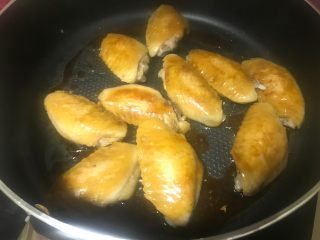 6、金针菇鸡翅煲,再加一小勺水焖1分钟。