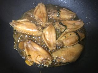 7、金针菇鸡翅煲,焖半分钟时再次翻面。