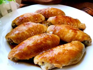 8、金针菇鸡翅煲,将煎好的鸡翅取出装盘备用，其实现在吃也是可以的。