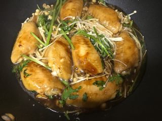 10、金针菇鸡翅煲,盖盖儿，小火焖至金针菇和茼蒿熟烂。