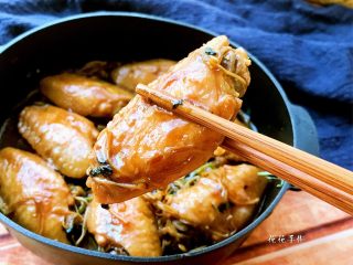 13、金针菇鸡翅煲,尝一块，鲜美无比。