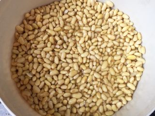 2、纯手工豆腐皮,黄豆提前一晚上泡好。（比如说明天想做豆腐皮，今晚睡觉前把黄豆清洗干净，然后放清水中浸泡。）将泡好的黄豆用漏网把水漏掉。