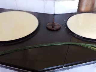 15、纯手工豆腐皮,一般一个锅里每8分钟就可以捞出一张豆腐皮。做豆腐皮期间，要适时添加柴火，注意火候，时刻观察豆浆表面。