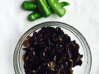 1、凉拌木耳,准备好青椒，木耳泡发