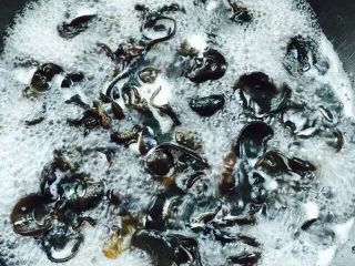 2、凉拌木耳,水烧开，放入木耳煮3分钟以内的样子。可以适当的加点盐在水中。