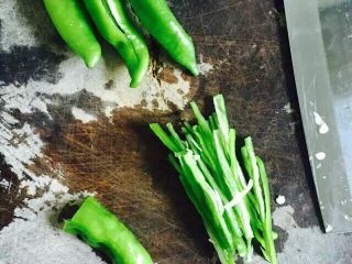 3、凉拌木耳,青椒切丝