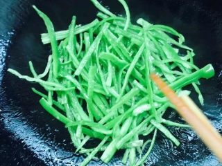 4、凉拌木耳,锅内到少于油，放入青椒略微的炒一下，加丝许盐