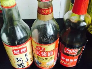 5、凉拌木耳,生抽，酱油，醋适量按自己的口味调成酱料，放放一边