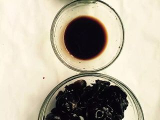 6、凉拌木耳,把青椒，木耳，调好的调料拌在一起