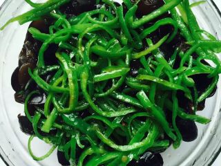 7、凉拌木耳,拌好后，加少许香油即可