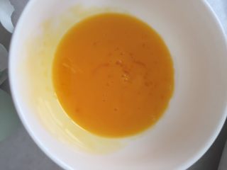 3、快手菜鲜香赛螃蟹（鸡蛋，咸蛋）,将分开的蛋黄蛋清加些许盐搅拌下