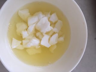 7、快手菜鲜香赛螃蟹（鸡蛋，咸蛋）,将咸蛋白弄碎放入蛋清液中