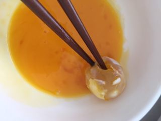 8、快手菜鲜香赛螃蟹（鸡蛋，咸蛋）,咸蛋黄放入蛋黄中捣碎