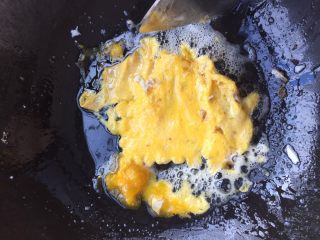 10、快手菜鲜香赛螃蟹（鸡蛋，咸蛋）,热油锅煎蛋黄熟后盛起来备用