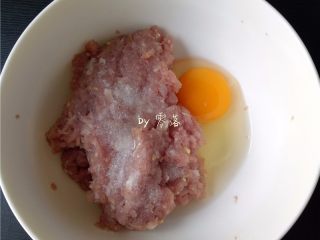 2、四川抄手,猪瘦肉洗净,砍成肉末;老姜洗净,剁碎;肉末同姜末混合,再调入适量盐,磕入鸡蛋;