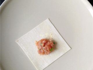 4、四川抄手,取一张抄手皮,包入适量肉馅;