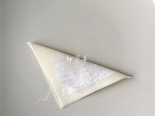 5、四川抄手,沿对角线对折;