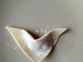 6、四川抄手,抄手皮的操作如图所示;