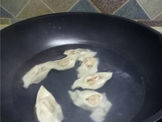 11、四川抄手,放入抄手煮熟;