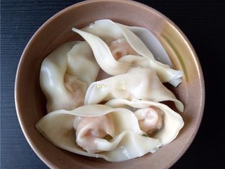 12、四川抄手,将煮熟的抄手捞出;