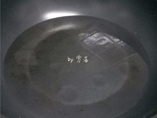 10、四川抄手,锅里倒入适量清水烧开;