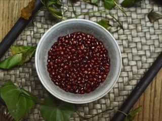 1、红豆汤圆,取半碗红豆备用。