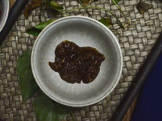 5、红豆汤圆,桂花蜜倒入小碗中备用。