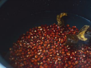 7、红豆汤圆,锅中倒入适量清水,将陈皮和泡好的红豆倒入开火煮至熟烂。