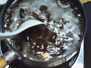 9、红豆汤圆,汤圆放入用勺子轻轻搅一下。