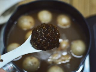 10、红豆汤圆,等汤圆煮熟完全浮起后倒入桂花蜜轻轻搅拌匀再煮上半分钟便可关火。