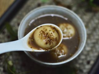 11、红豆汤圆,起锅后就可以盛入碗中享用了。