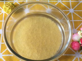 2、宝宝辅食之小米软饼,小米加适量清水，浸泡约1个小时。